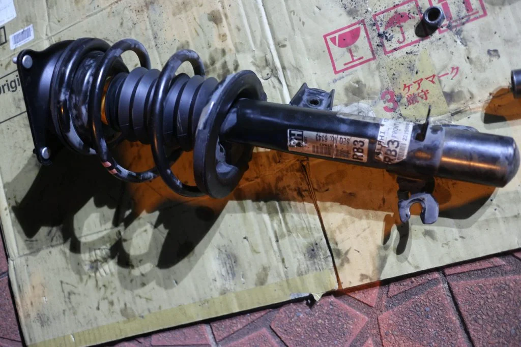 取り外したフロントサスペンション
