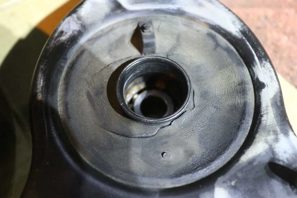 亀裂の入ったアッパーマウント