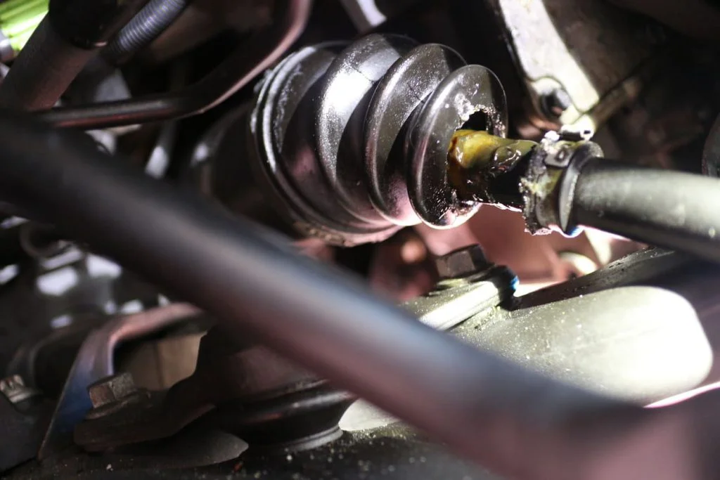 ドライブシャフトブーツから漏れ出したグリス
