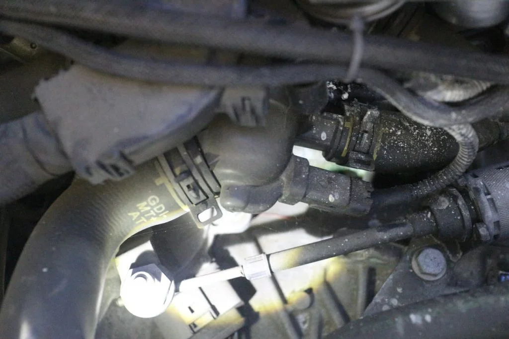 エンジンルームを点検