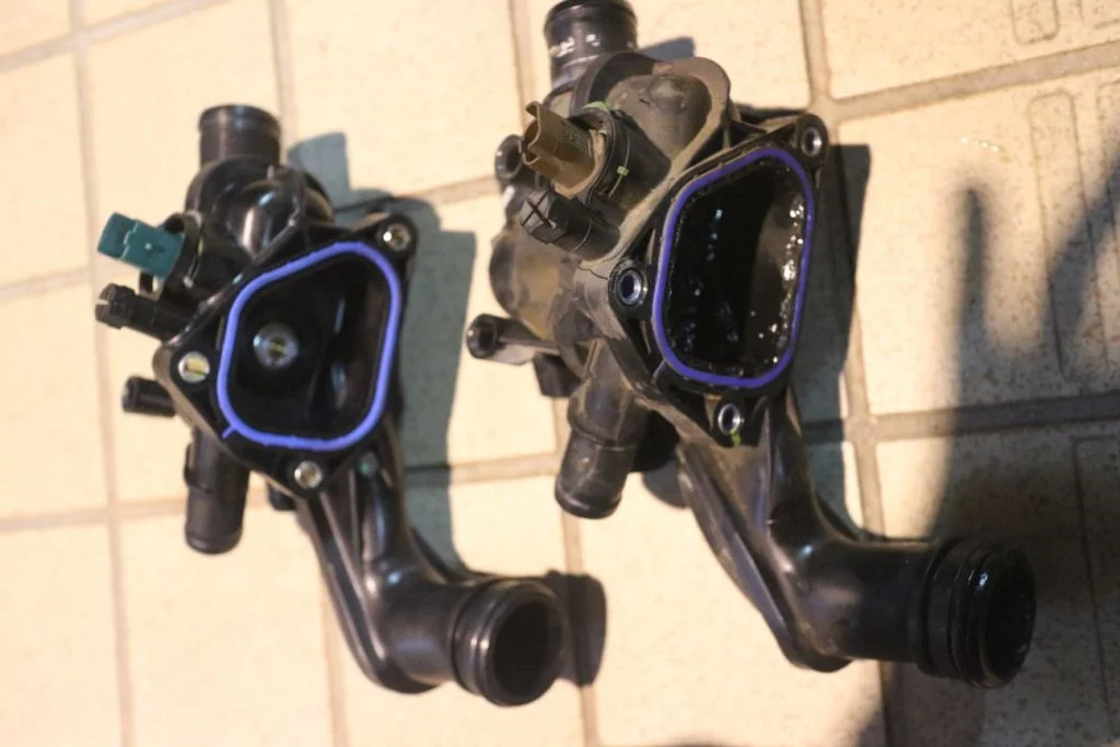 サーモスタット 新品（左）劣化（右）