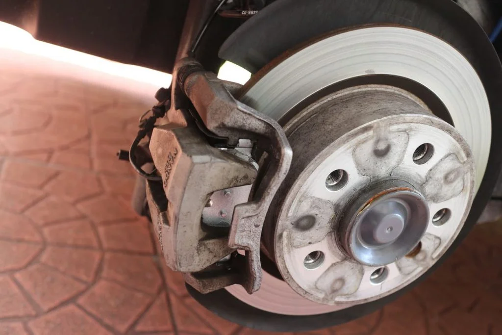 ブレーキパッドの交換が完了したMINI クーパー F56