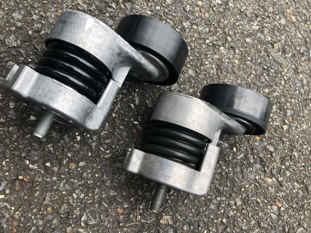 ベルトテンショナー 新品（左）劣化（右）