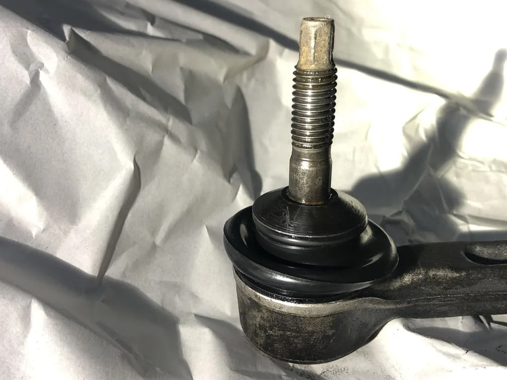ロアアームボールジョイントブーツを交換したロアアーム