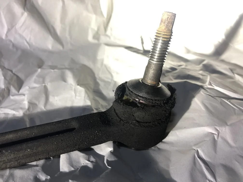 劣化したロアアームボールジョイント