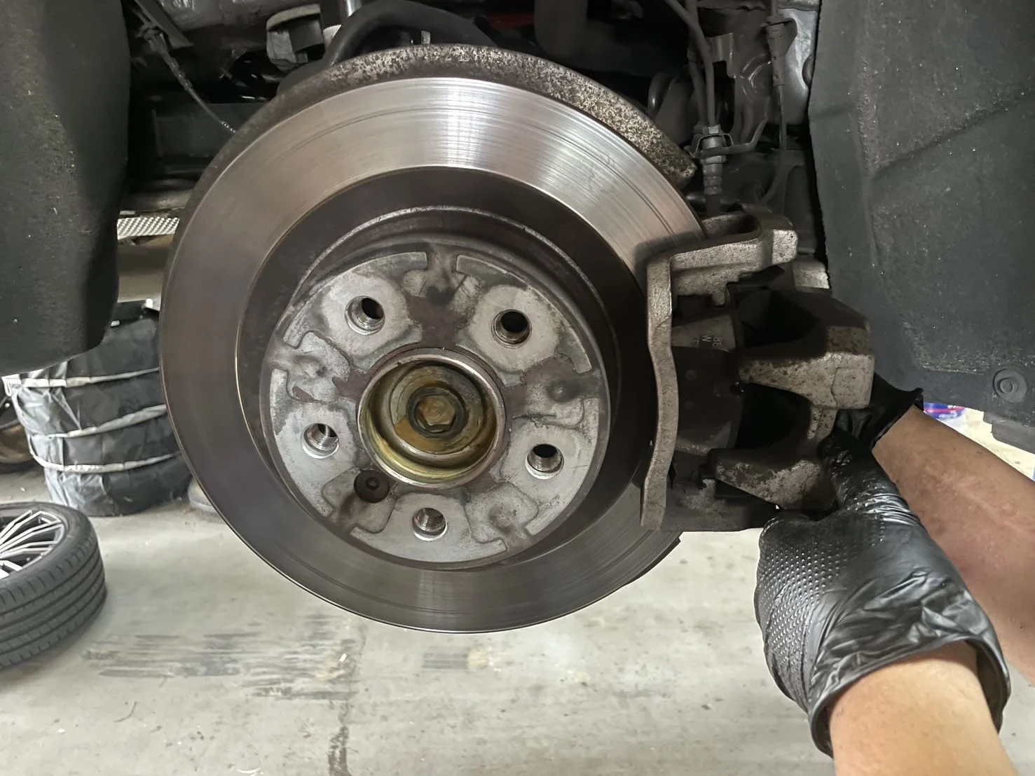 ブレーキパッドを交換する様子