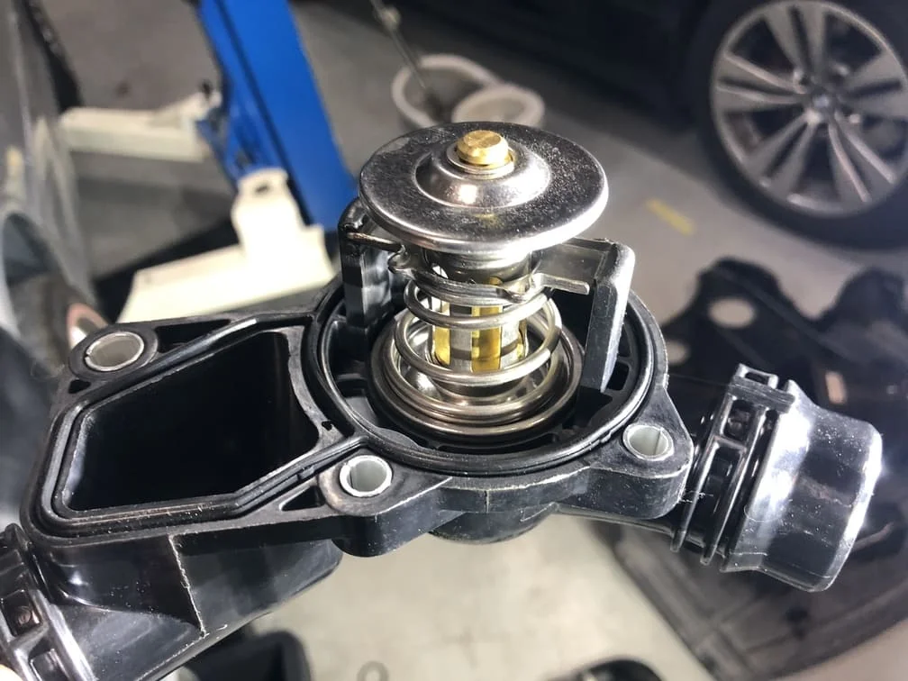 完全に閉じない開固着状態のサーモスタット