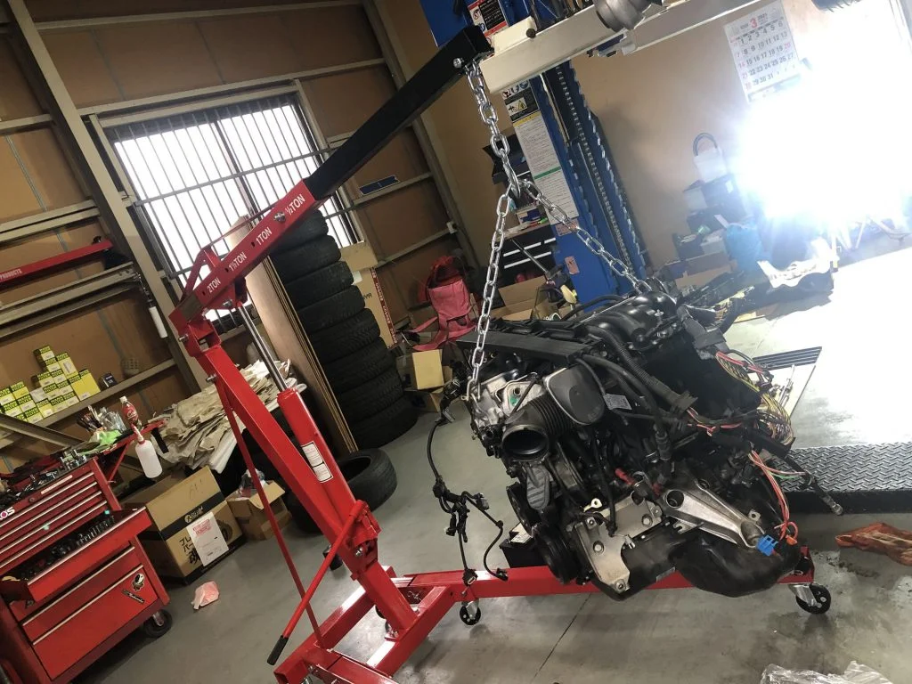 エンジン載せ替え時の作業風景