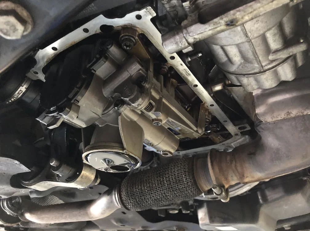 タイミングチェーンガイドが破損した様子