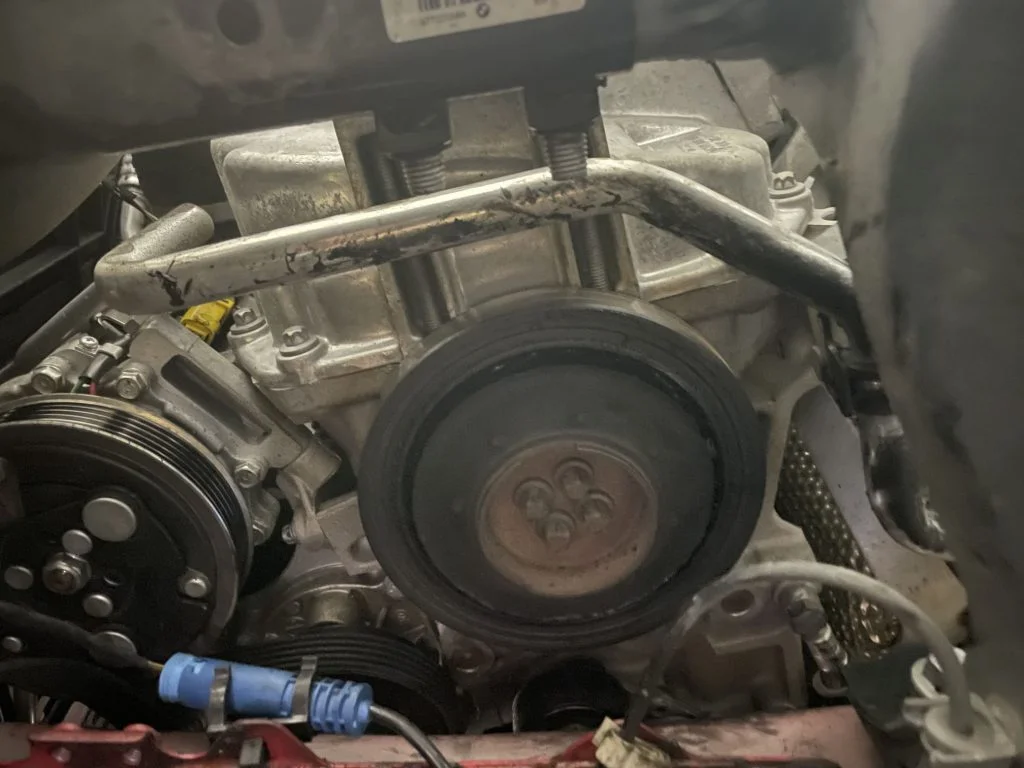 エンジンルーム内の目視点検の様子