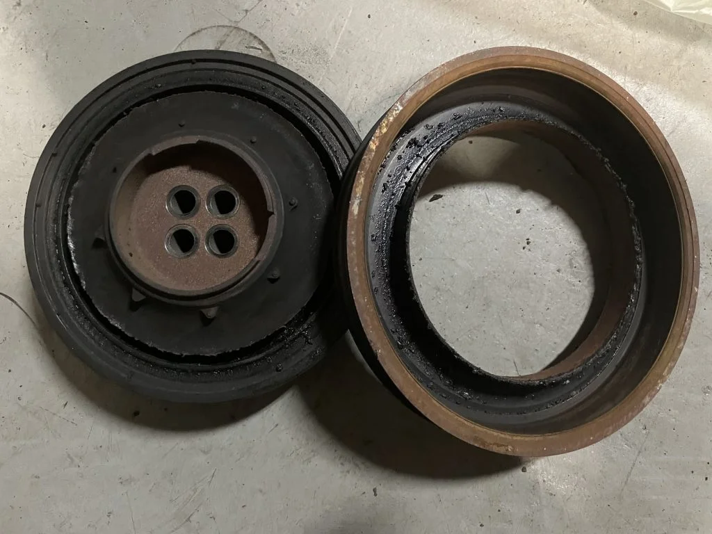 劣化したクランクプーリー