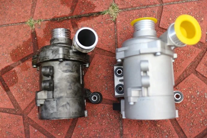 電動ウォーターポンプ 劣化（左）新品（右）