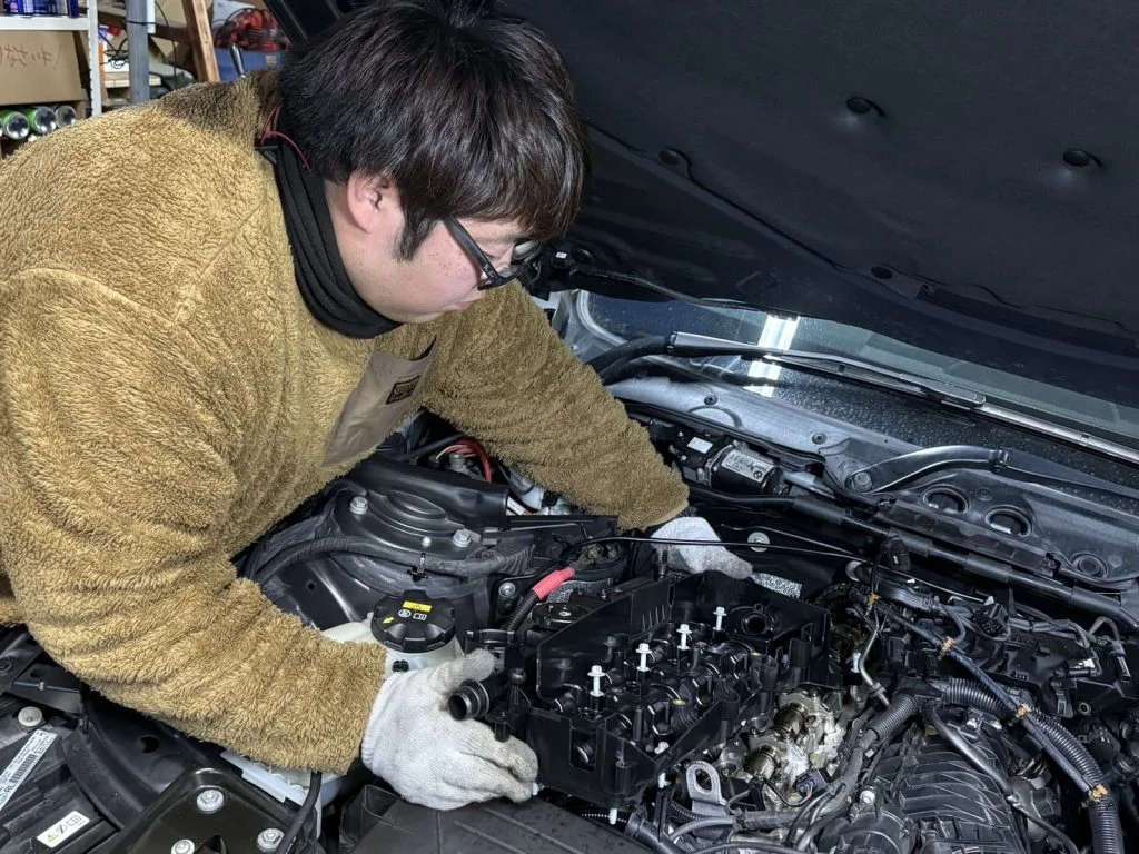 シリンダーヘッドカバーガスケットを交換する作業風景