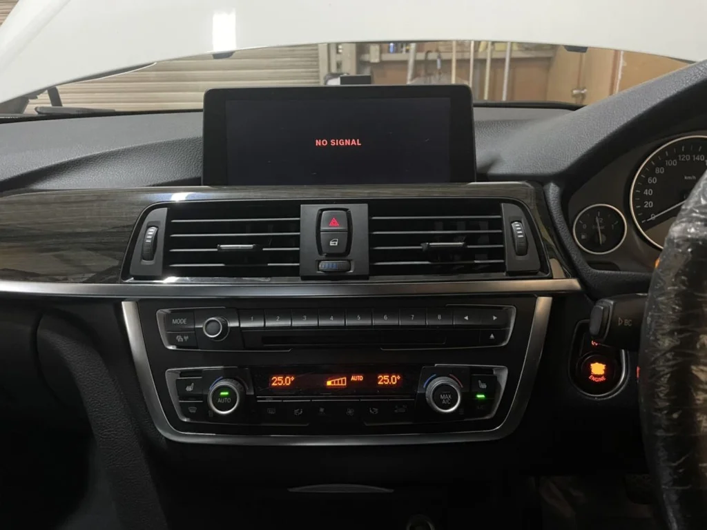 NO SIGNALの表示が出たナビゲーション