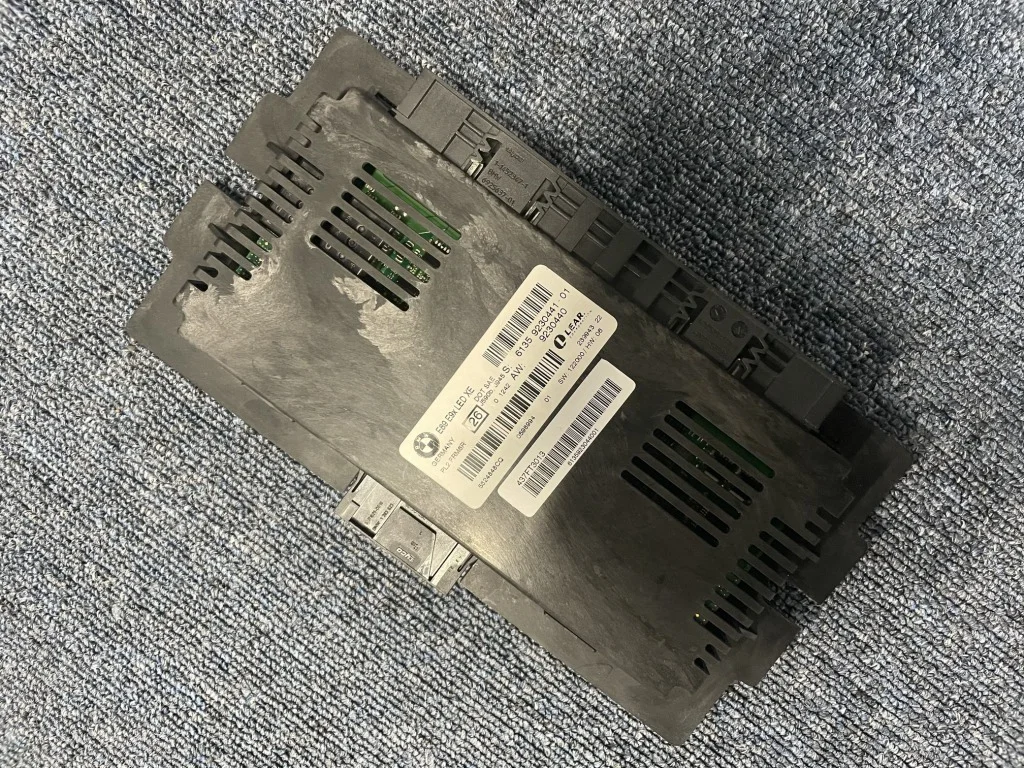 FRMコントロールユニットの取り外し