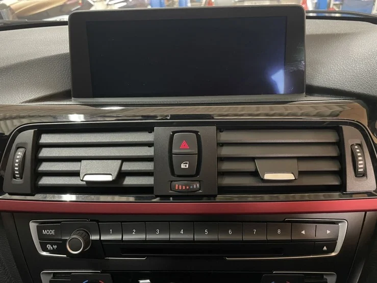 ブラックアウトしたカーナビ