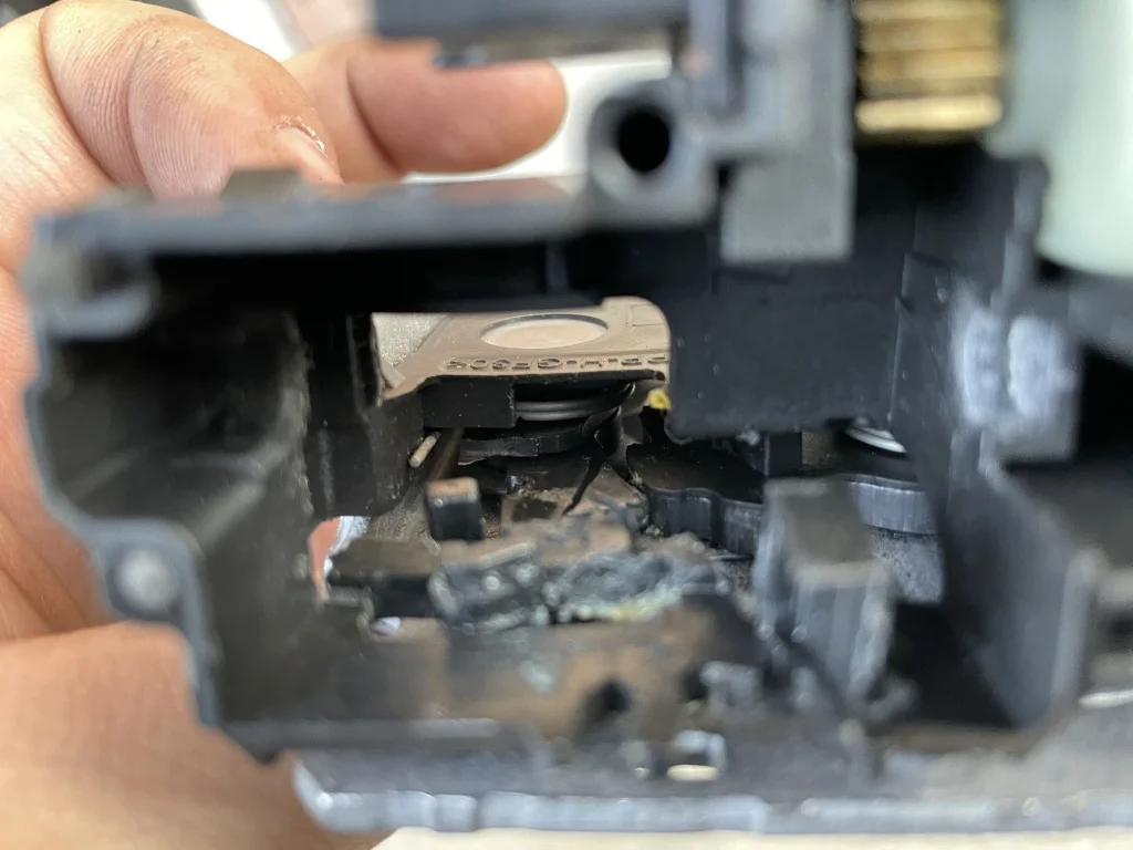 ハッチバックのトランクリッドロックの分解