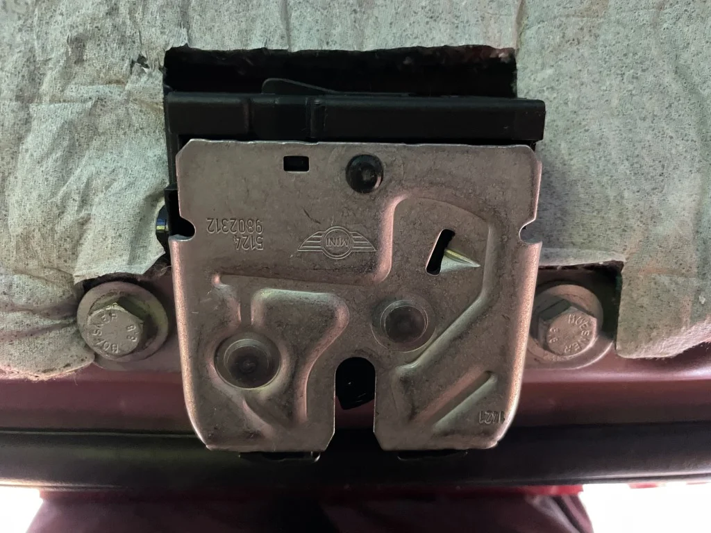 閉まらなくなったトランクのトランクリッドロック