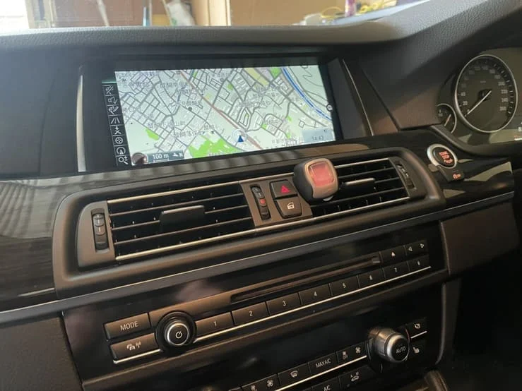 カーナビゲーションに表示された地図