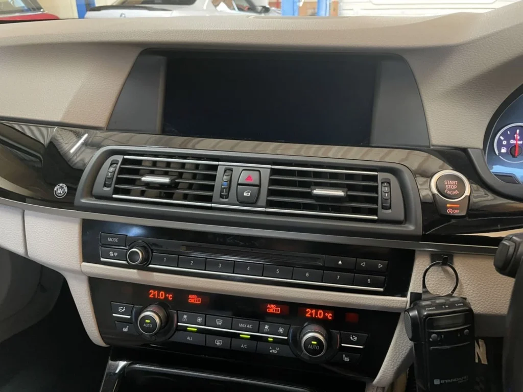 ブラックアウトしたカーナビゲーション