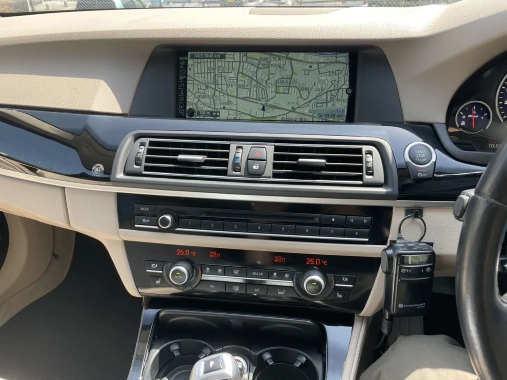 カーナビゲーションに地図が表示された様子