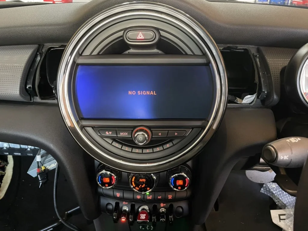NO SIGNAL表示が出ているカーナビ