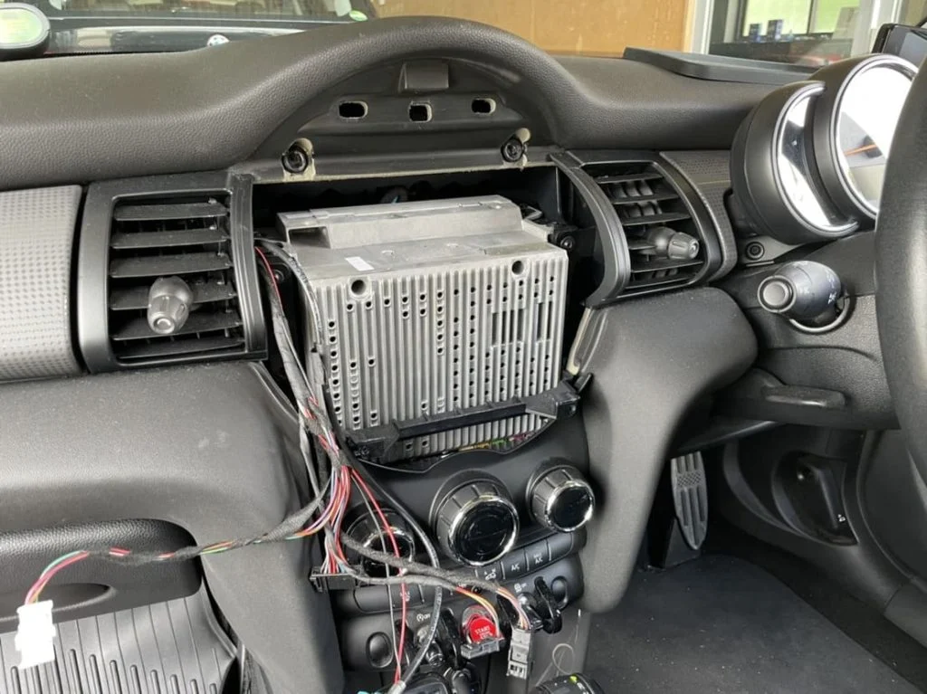 MINI F55 クーパーのカーナビの故障の診断/点検