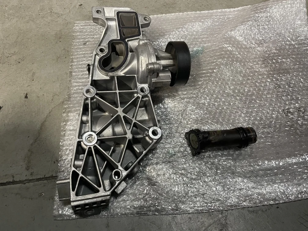 純正部品のウォーターポンプキャリアおよびクーラントパイプ