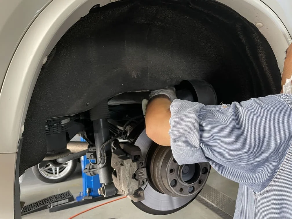 エアスプリング交換時の作業風景