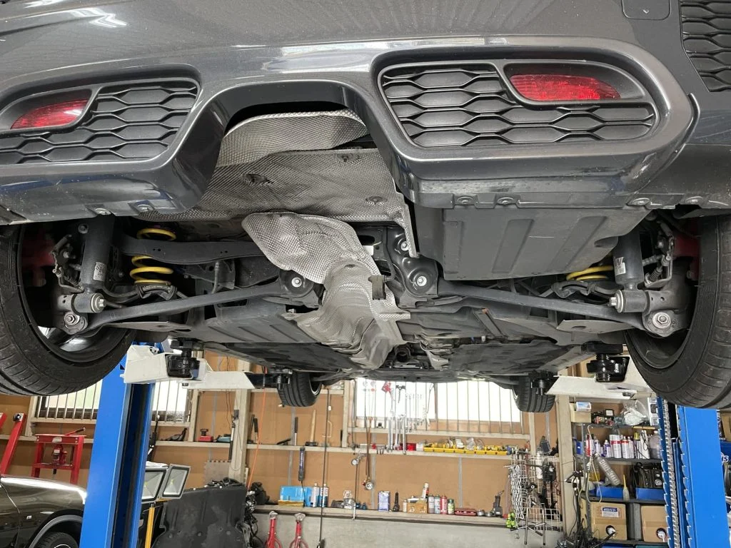 REMUS製のスポーツマフラーに交換する様子