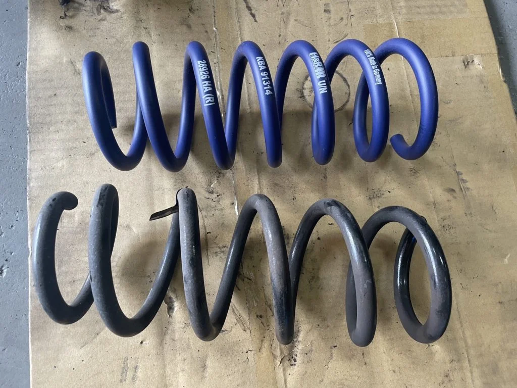純正スプリング（下）とH&Rスプリング（上）の比較