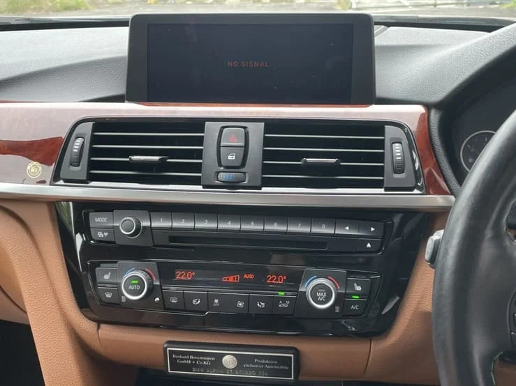 NO SIGNALの表示でブラックアウトしたカーナビゲーション