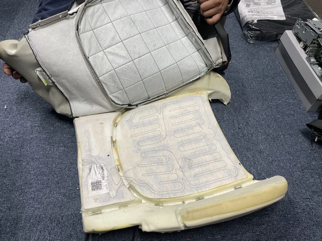 シートヒーターを分解して熱線を交換する様子