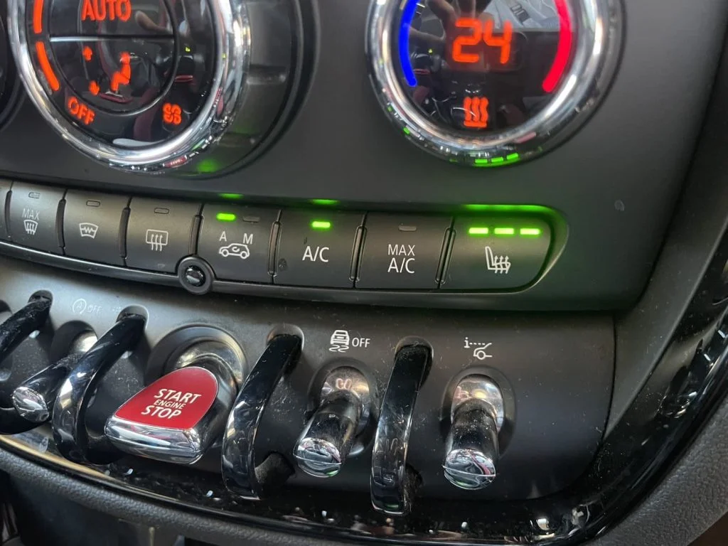 シートヒーターの機能が改善したことを表す緑のランプが点灯