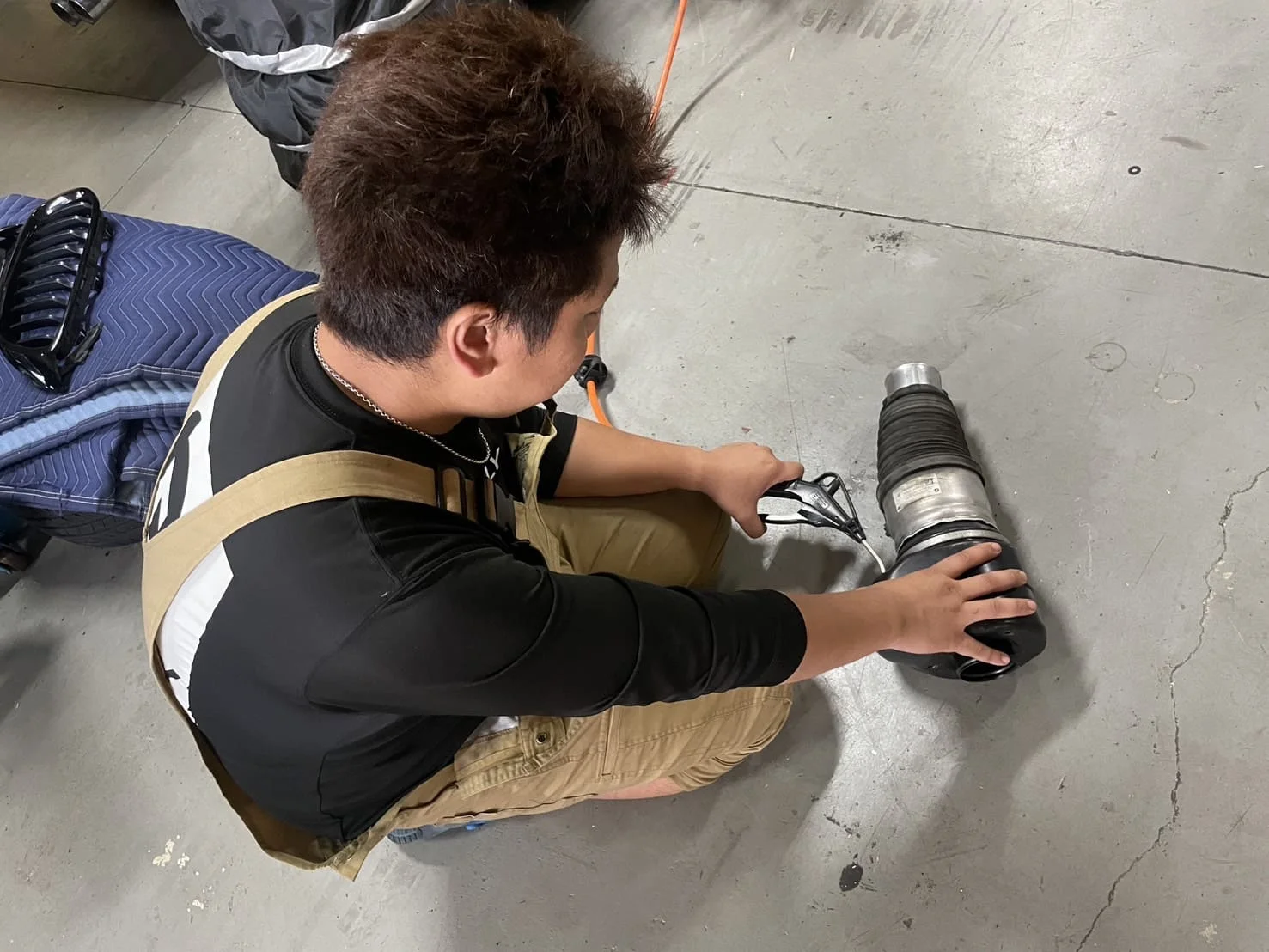 エアサスペンションにエアを入れる作業風景