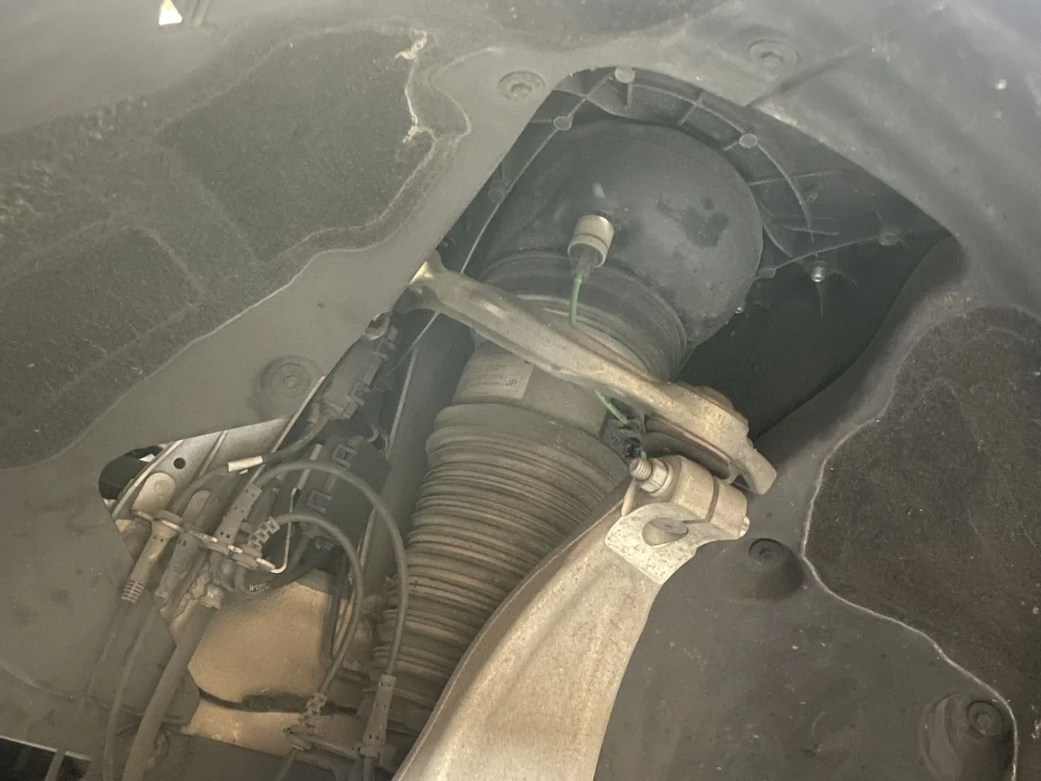 リビルドが終わった新しいエアサスペンションを取り付ける