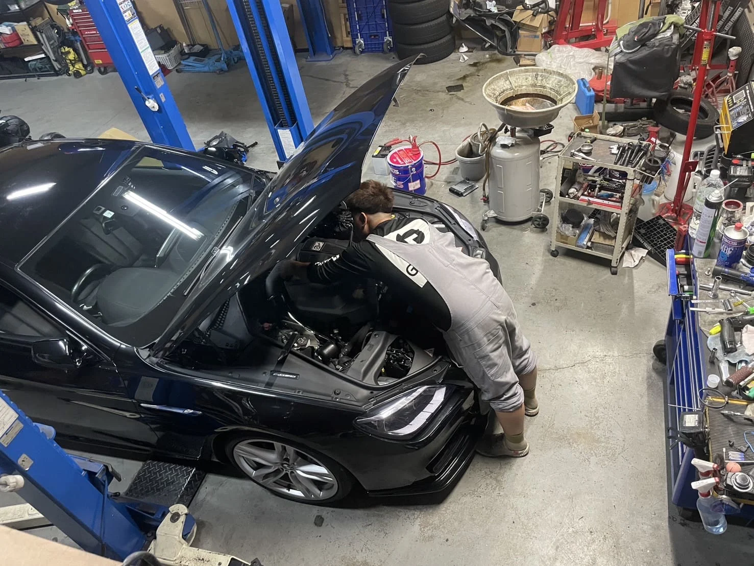 スパークプラグを交換する作業風景