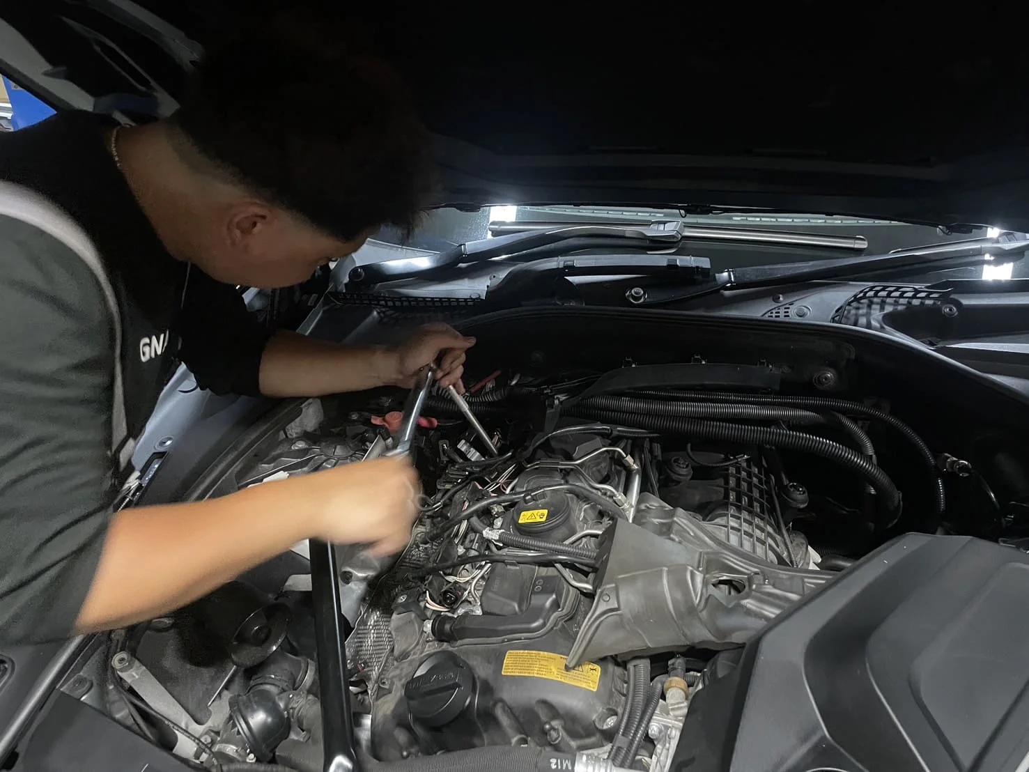 スパークプラグを取り付ける様子