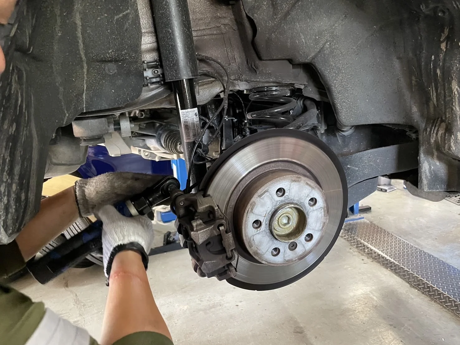 古いブレーキパッドを取り外す様子