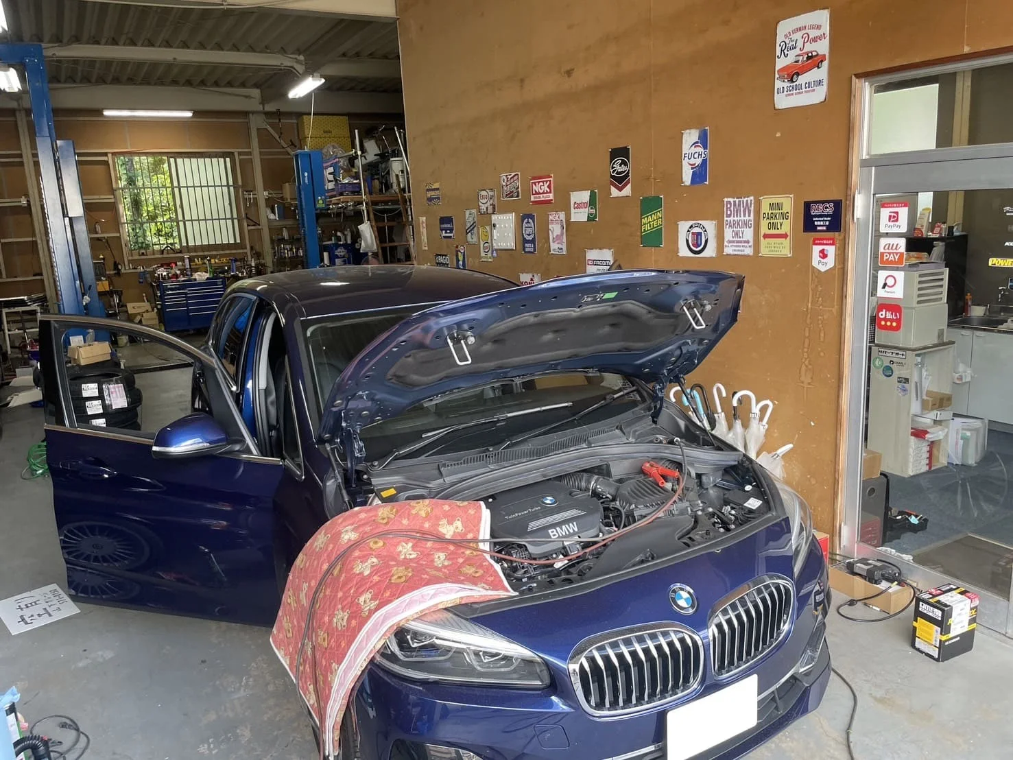 BMW 2シリーズ F45でCarPlayをコーディングによりインストールしている様子