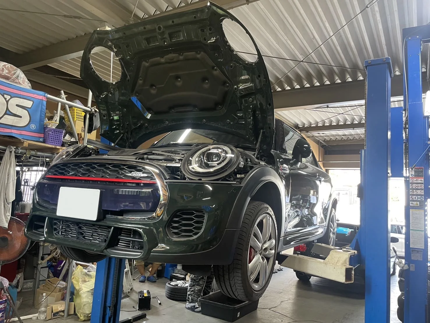 MINI F57 JOHN COOPER WORKSのブレーキパッドを交換する作業風景