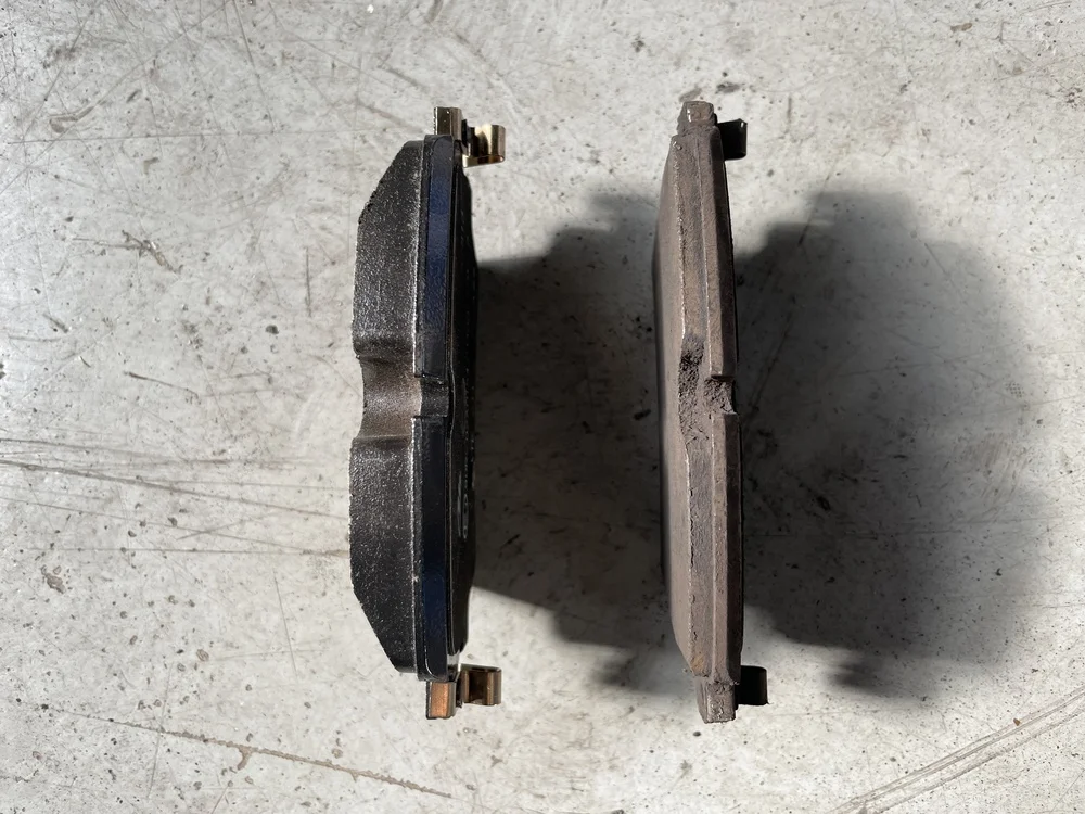 新しいブレーキパッド（左）と摩耗したブレーキパッド（右）