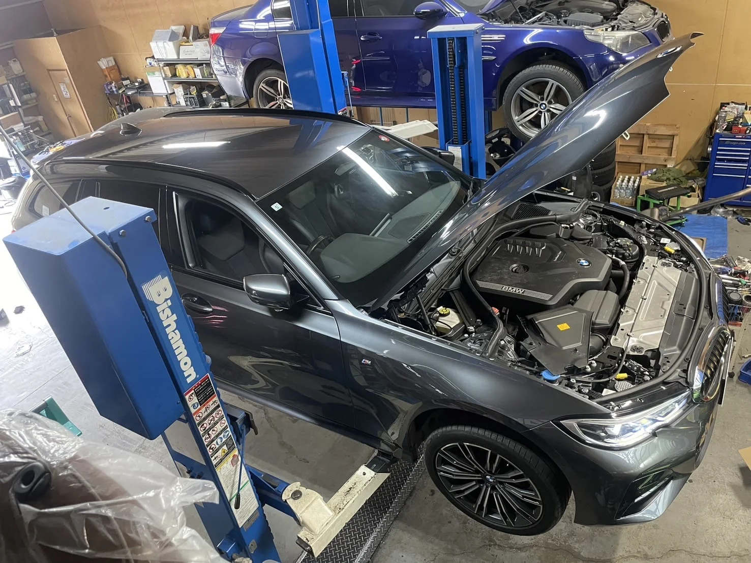 BMW 3シリーズ G21 318iのブレーキパッドを交換する様子