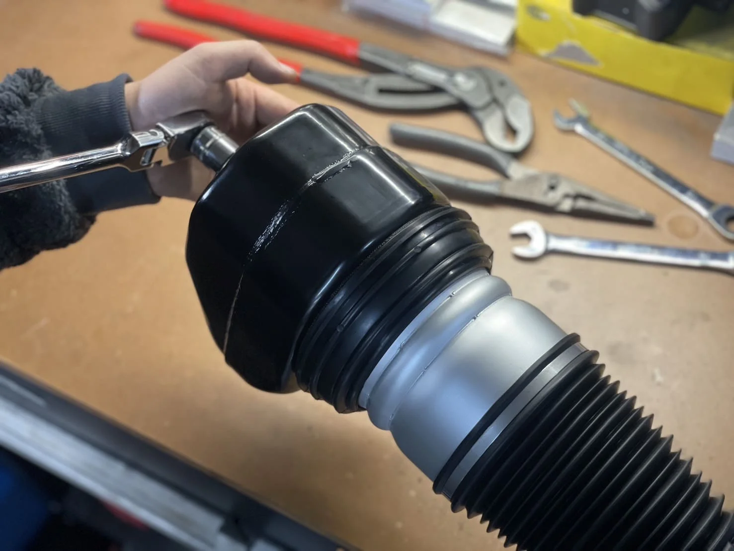 エアサスペンションの組み立てる様子