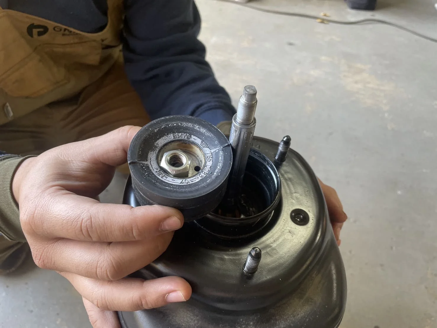 取り外したアッパーマウントを点検