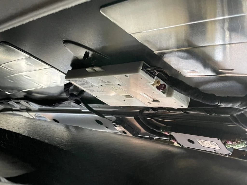 サブバッテリーが取り付けられているルーフライニング