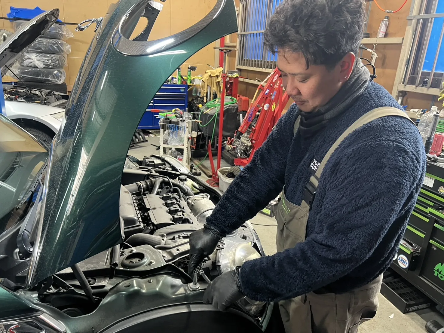 ヘッドライトを取り外しているところの画像