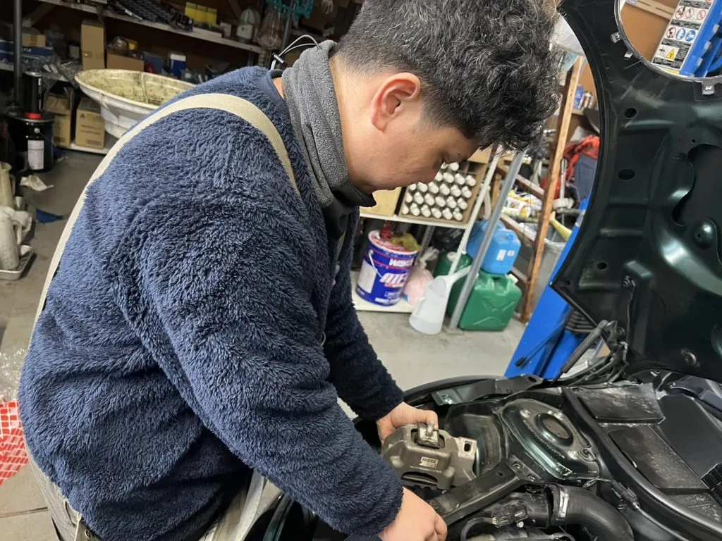 古いエンジンマウントを取り外す