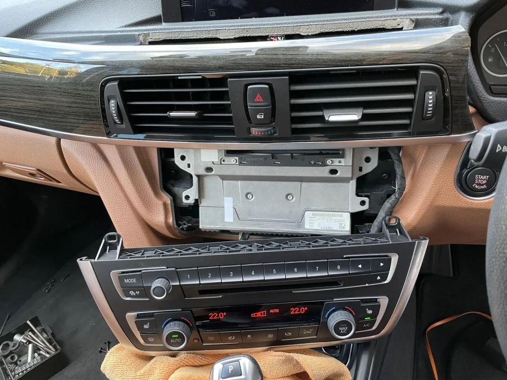 カーナビ(HU-H)を取り外す