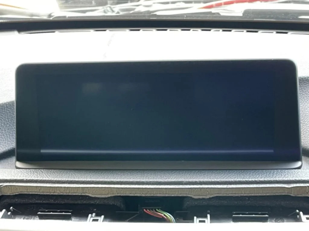 ブラックアウトしたカーナビ